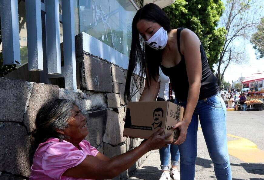 墨西哥贩毒集团疫情期间向民众发物资，总统喊话：没用，先停止恶行!