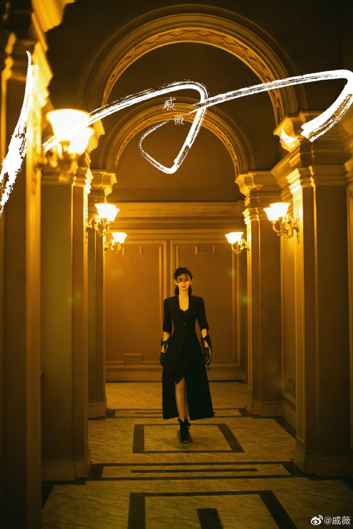 戚薇新歌暗黑风写真曝光 风格百变眼神撩人