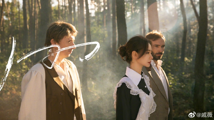 戚薇新歌暗黑风写真曝光 风格百变眼神撩人