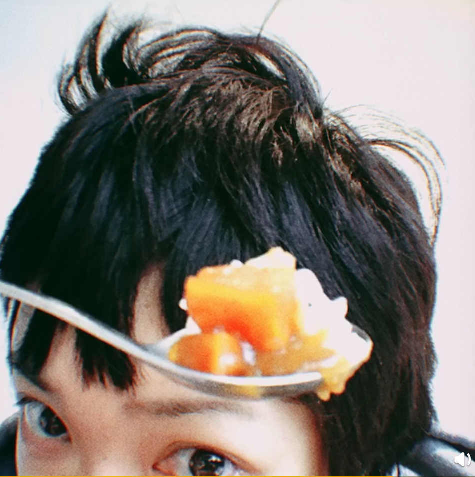 郭采洁宅家下厨做咖喱饭 素颜短发蓬松凌乱显随意悠闲