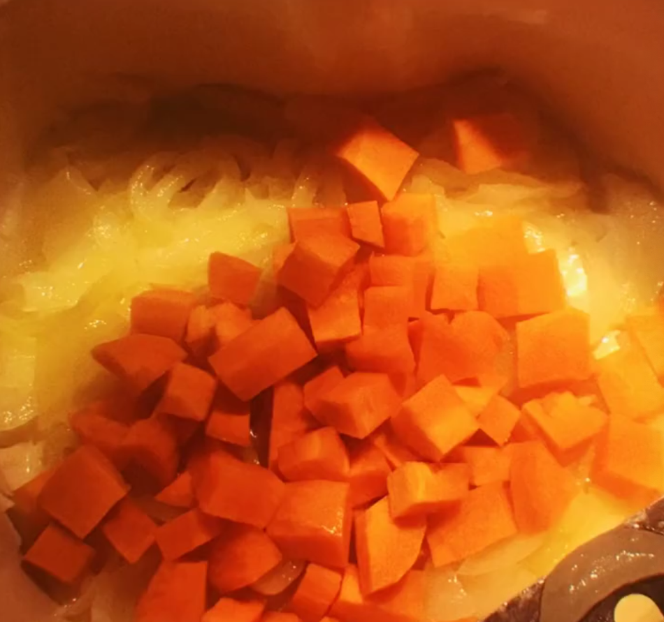 郭采洁宅家下厨做咖喱饭 素颜短发蓬松凌乱显随意悠闲