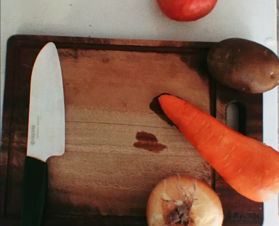 郭采洁宅家下厨做咖喱饭 素颜短发蓬松凌乱显随意悠闲