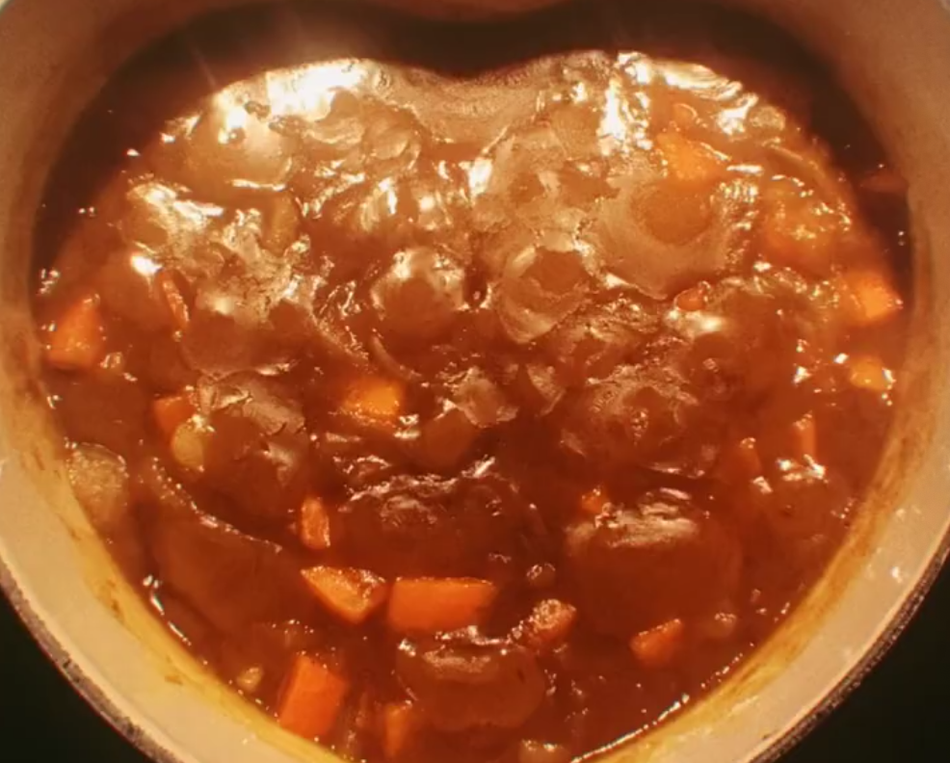 郭采洁宅家下厨做咖喱饭 素颜短发蓬松凌乱显随意悠闲