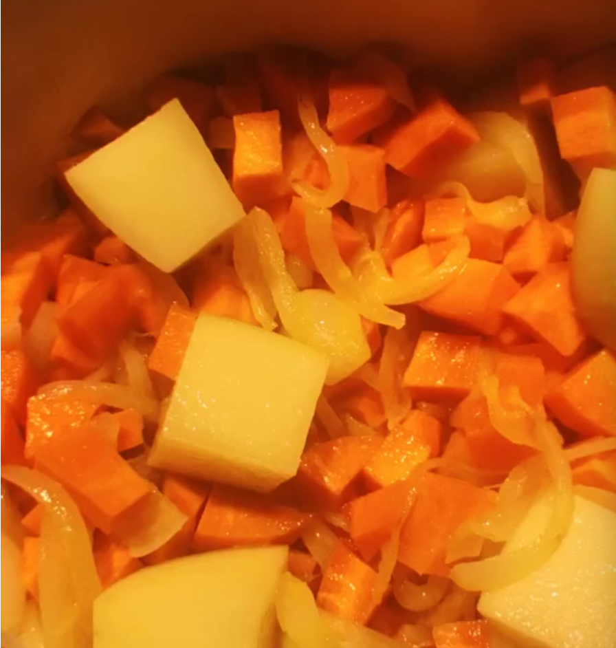 郭采洁宅家下厨做咖喱饭 素颜短发蓬松凌乱显随意悠闲