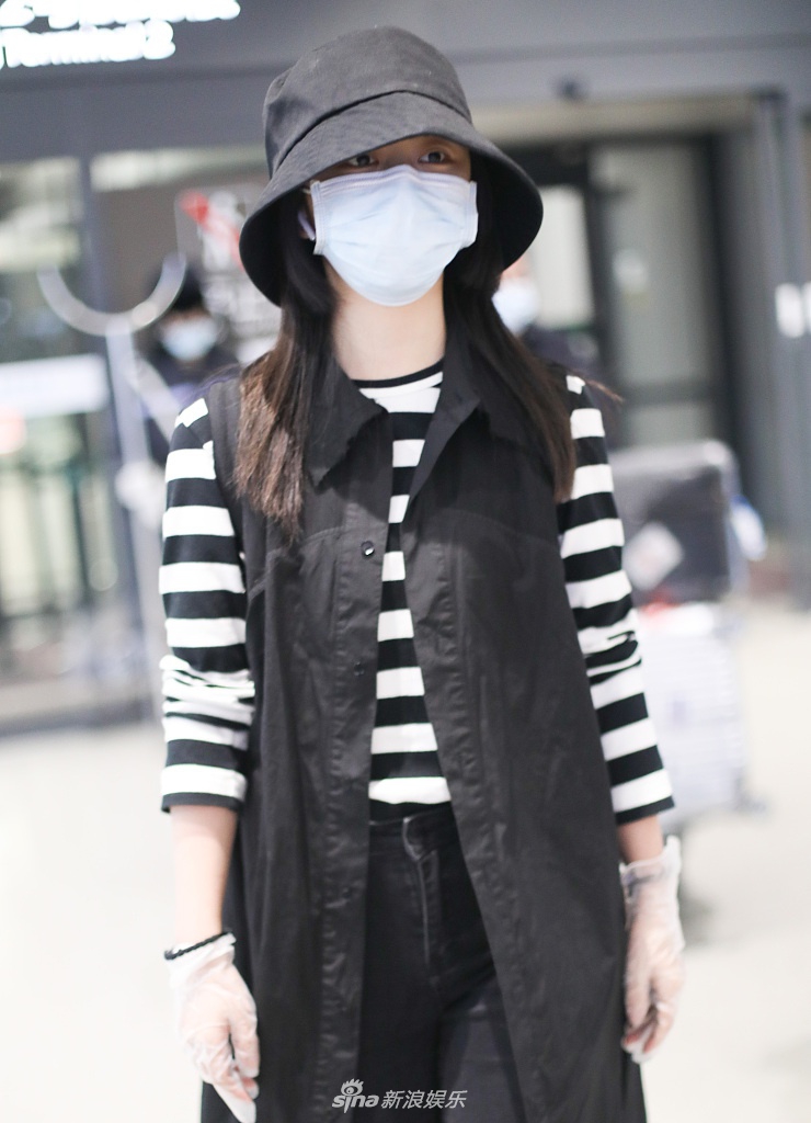 谭松韵穿条纹衣现身机场 走路气势十足又美又飒