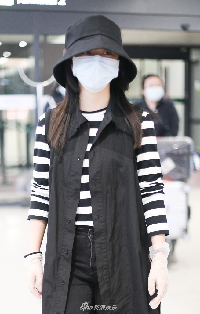 谭松韵穿条纹衣现身机场 走路气势十足又美又飒