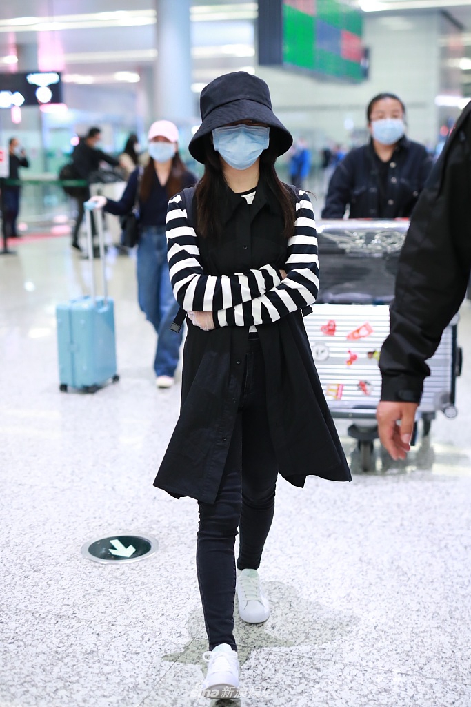 谭松韵穿条纹衣现身机场 走路气势十足又美又飒