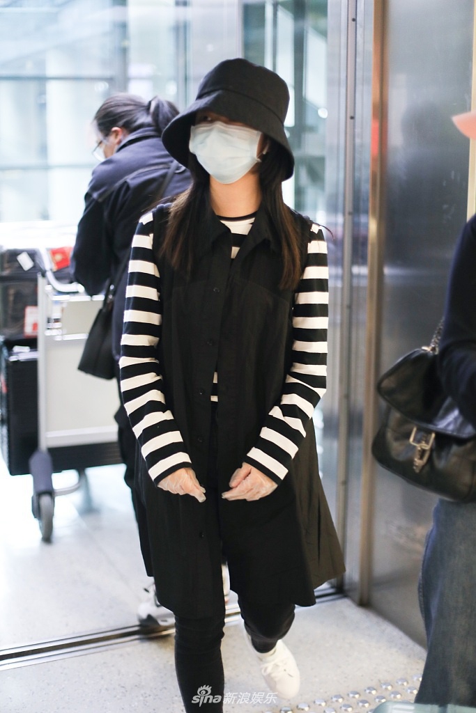 谭松韵穿条纹衣现身机场 走路气势十足又美又飒