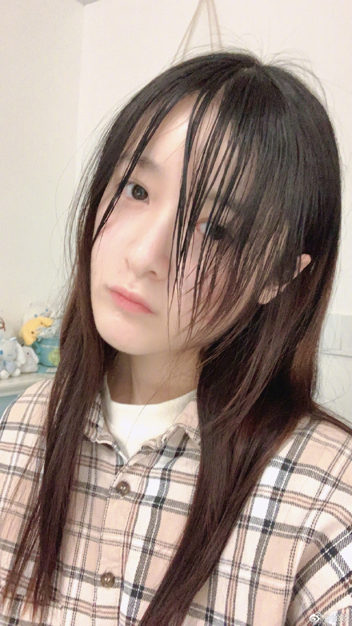 徐娇宅家挑战自己剪刘海 嘟嘴卖萌清纯靓丽