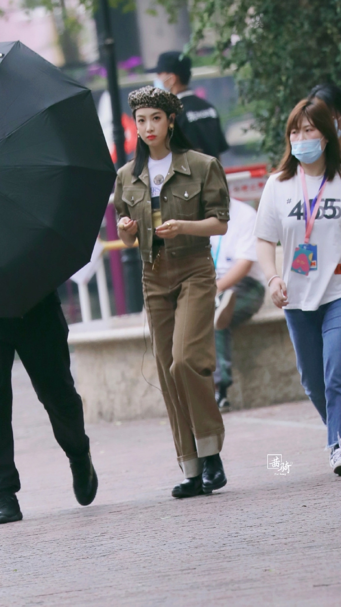 宋茜戴豹纹贝雷帽御姐范足 墨绿色外套搭阔腿裤又美又飒