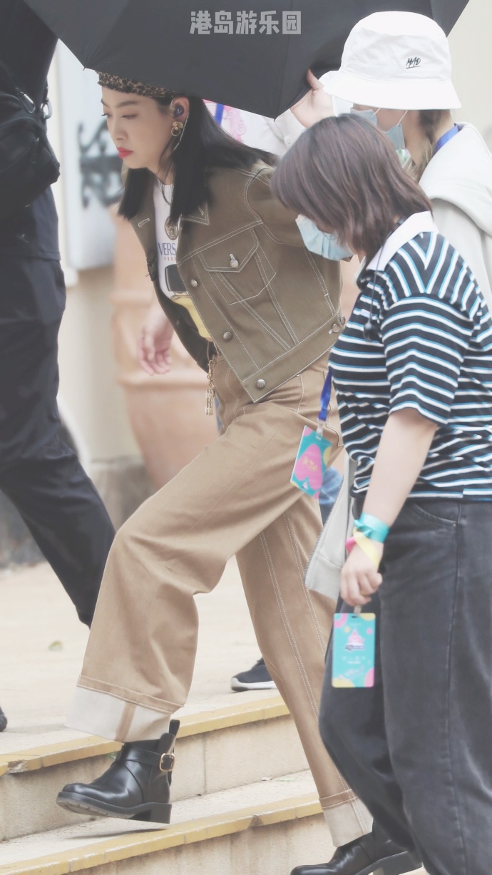 宋茜戴豹纹贝雷帽御姐范足 墨绿色外套搭阔腿裤又美又飒