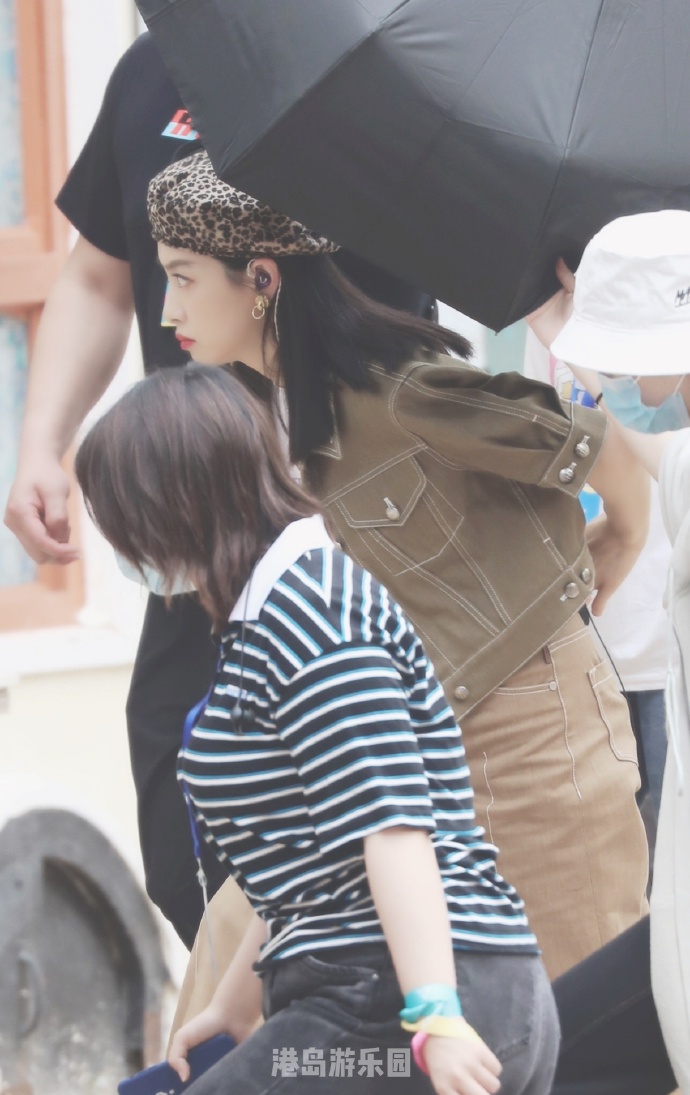 宋茜戴豹纹贝雷帽御姐范足 墨绿色外套搭阔腿裤又美又飒