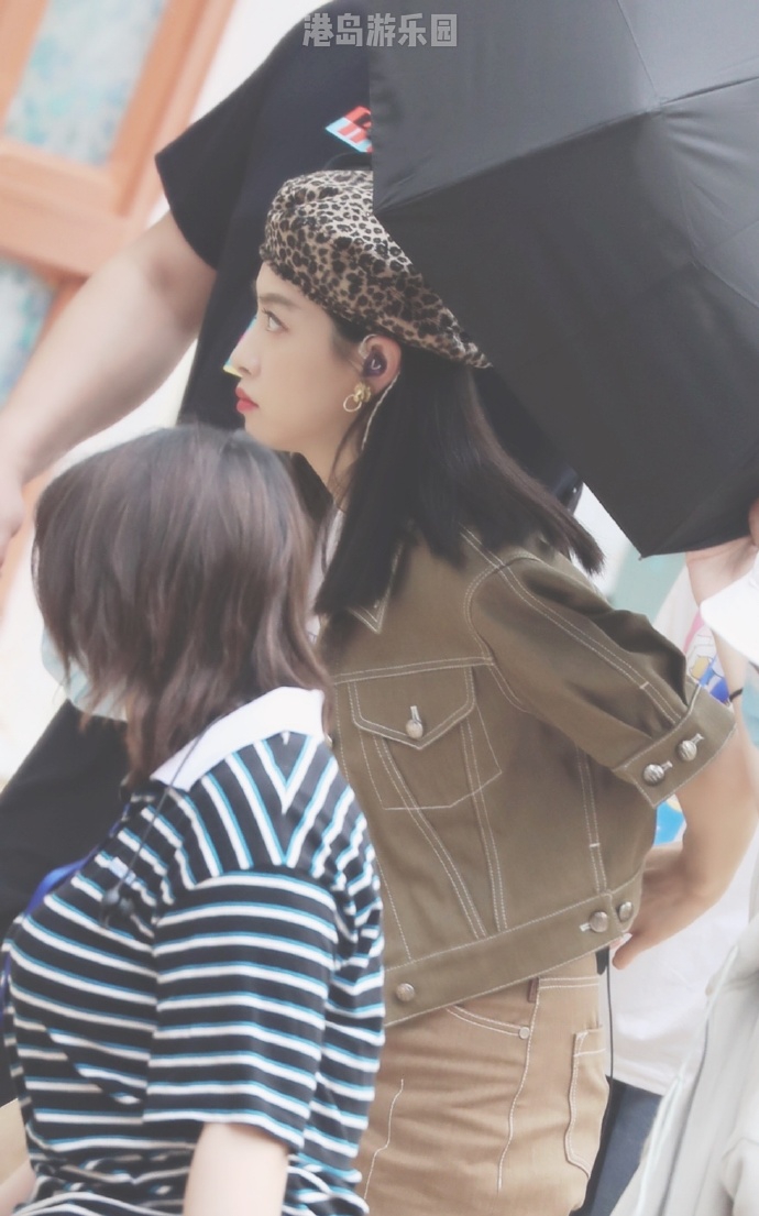 宋茜戴豹纹贝雷帽御姐范足 墨绿色外套搭阔腿裤又美又飒