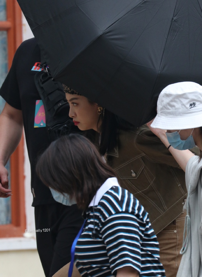 宋茜戴豹纹贝雷帽御姐范足 墨绿色外套搭阔腿裤又美又飒