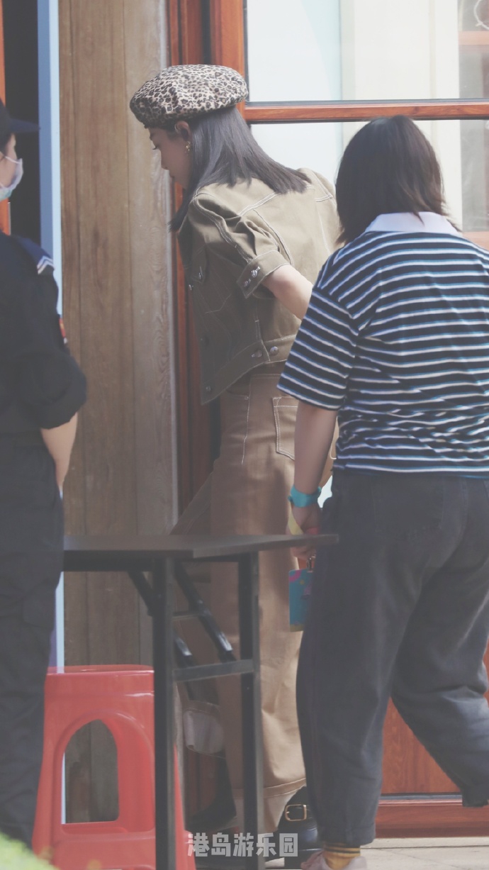 宋茜戴豹纹贝雷帽御姐范足 墨绿色外套搭阔腿裤又美又飒