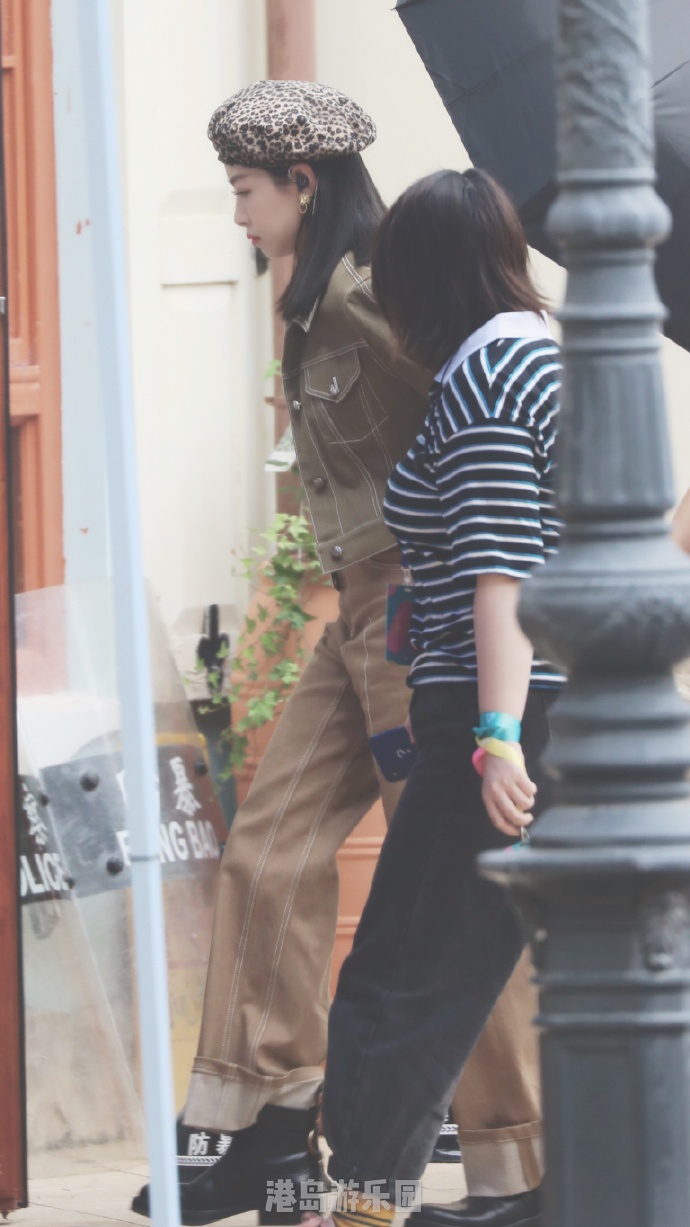 宋茜戴豹纹贝雷帽御姐范足 墨绿色外套搭阔腿裤又美又飒