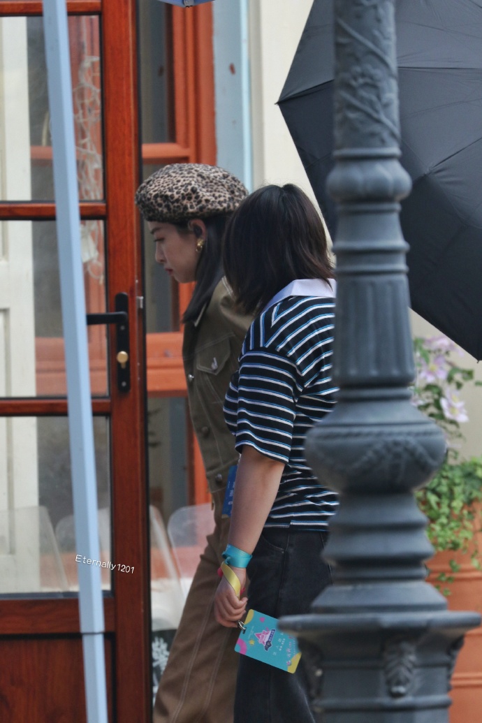 宋茜戴豹纹贝雷帽御姐范足 墨绿色外套搭阔腿裤又美又飒