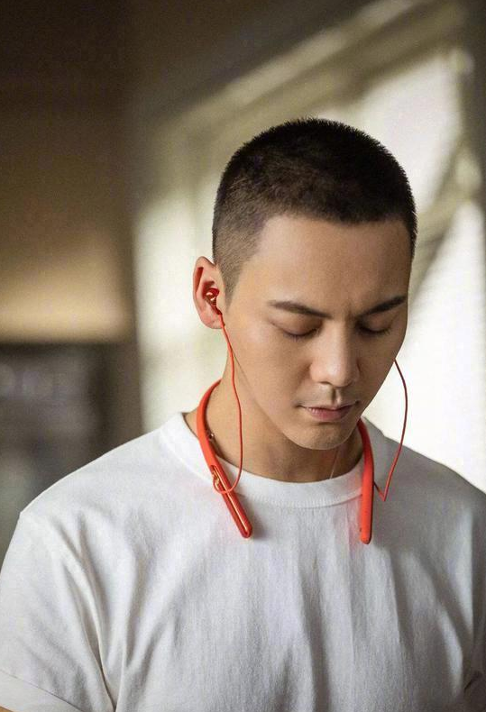 陈伟霆最新剃头照曝光 圆寸侧颜杀荷尔蒙炸裂