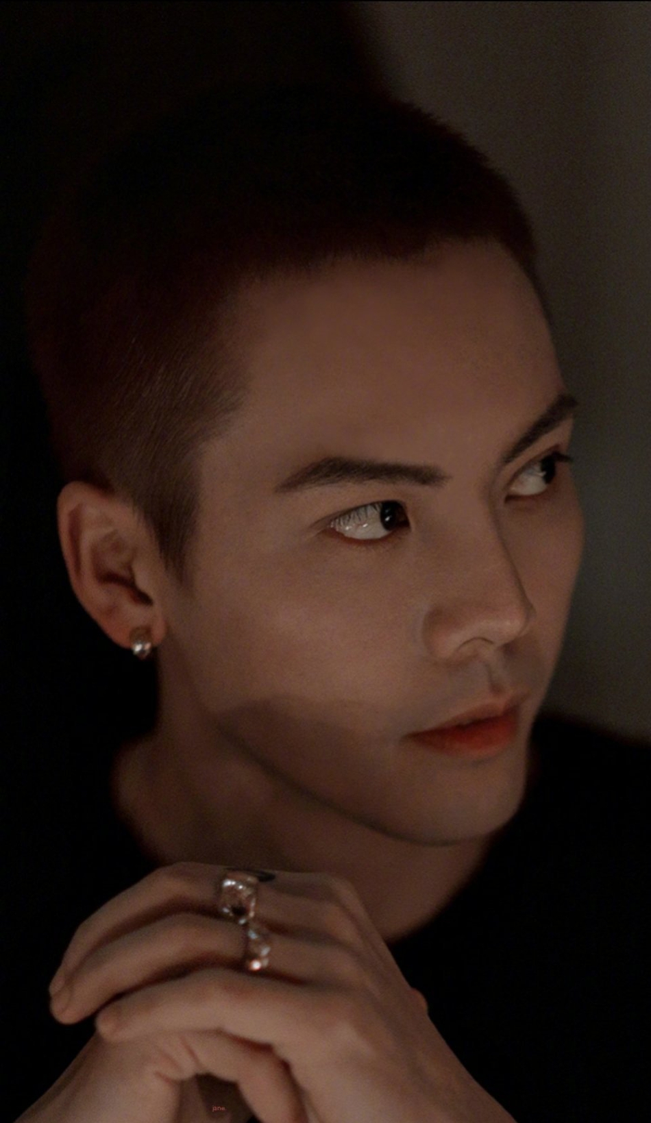 陈伟霆最新剃头照曝光 圆寸侧颜杀荷尔蒙炸裂