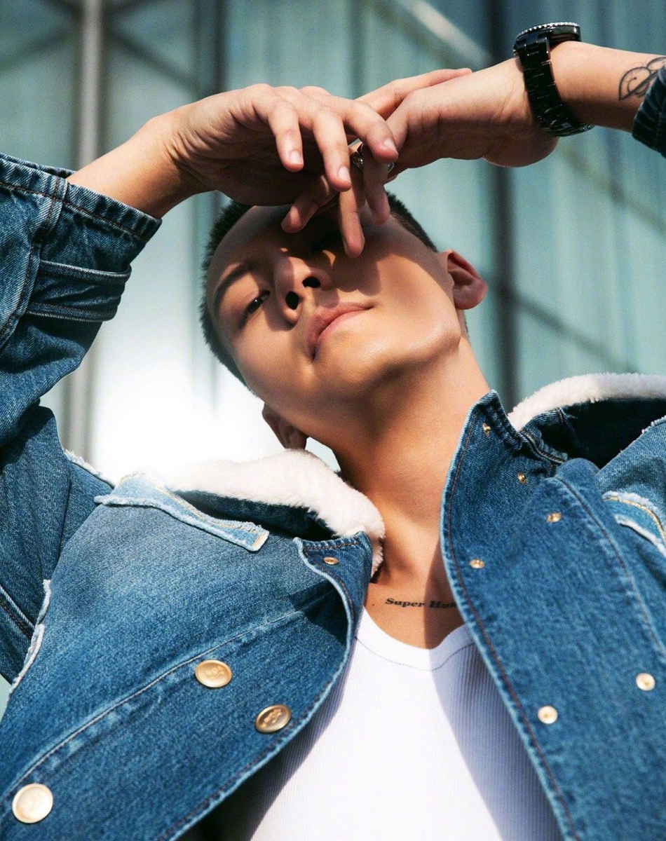 陈伟霆最新剃头照曝光 圆寸侧颜杀荷尔蒙炸裂