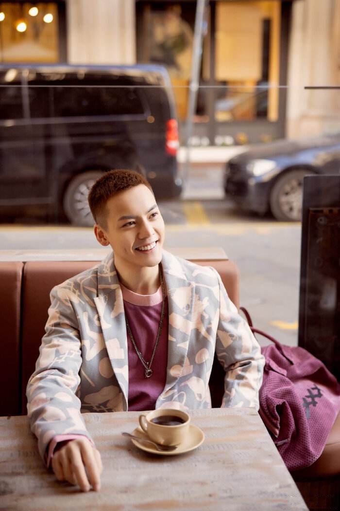 陈伟霆最新剃头照曝光 圆寸侧颜杀荷尔蒙炸裂