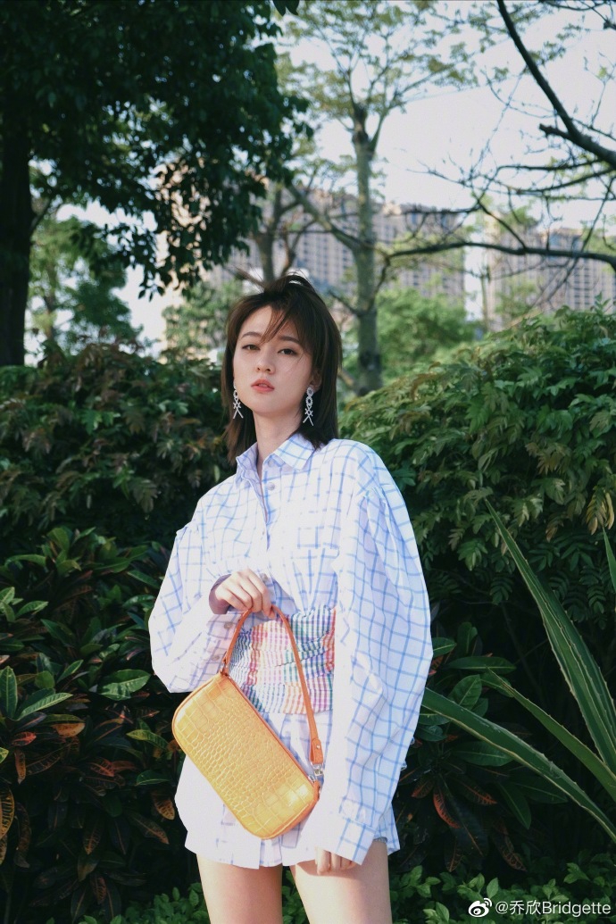 乔欣分享十八宫格美照 风格多变气场十足