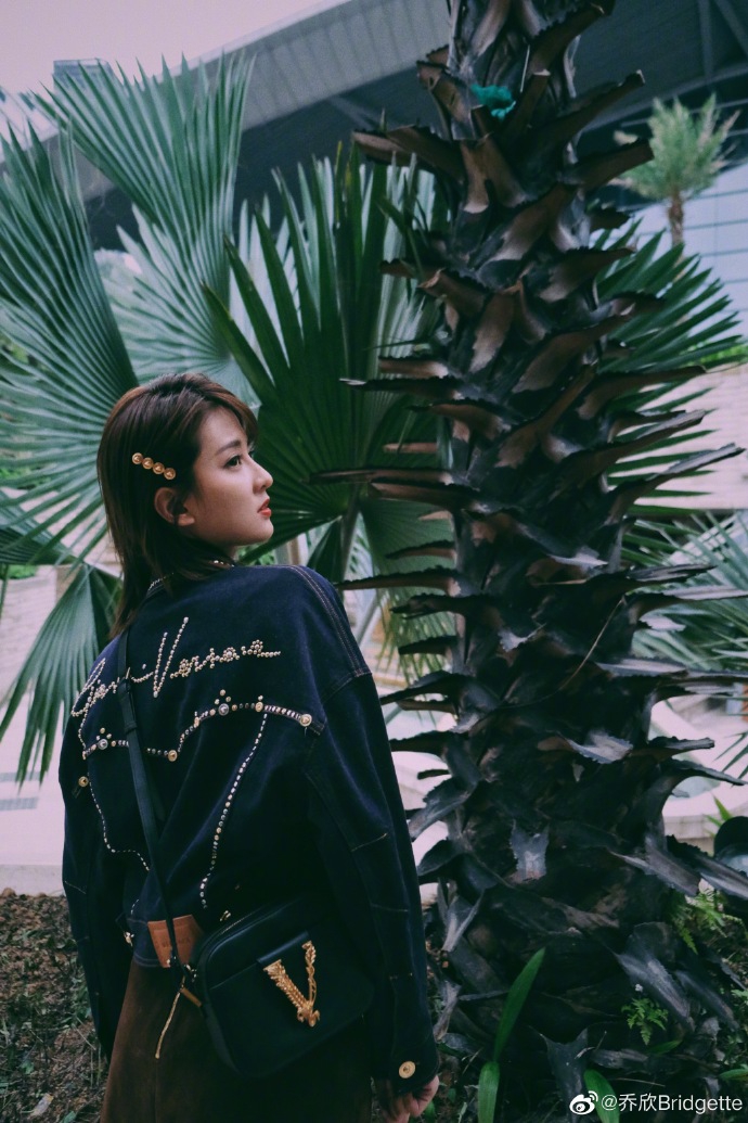 乔欣分享十八宫格美照 风格多变气场十足