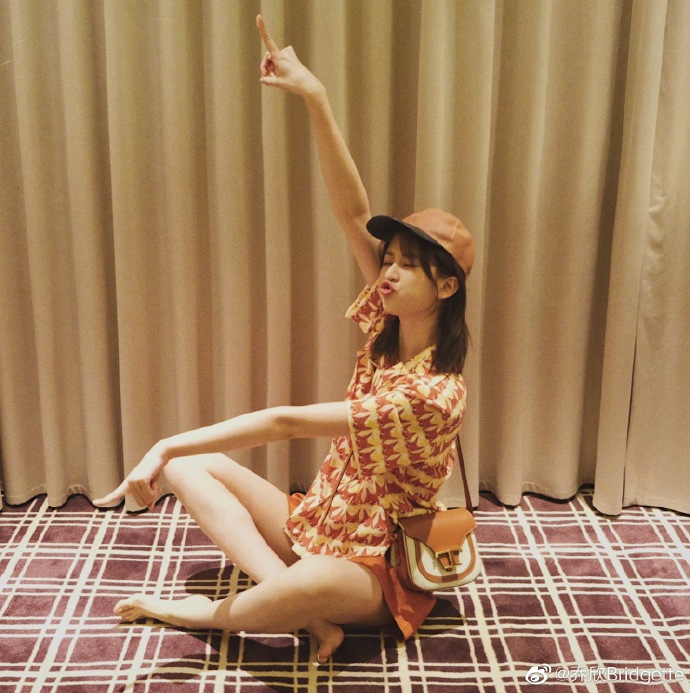 乔欣分享十八宫格美照 风格多变气场十足