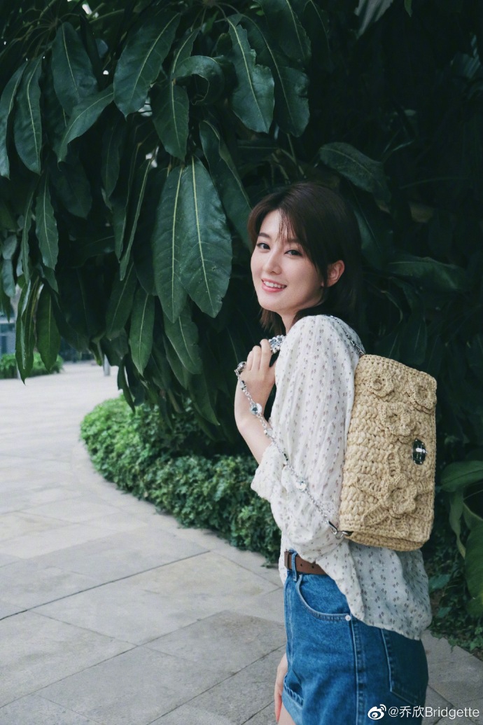 乔欣分享十八宫格美照 风格多变气场十足