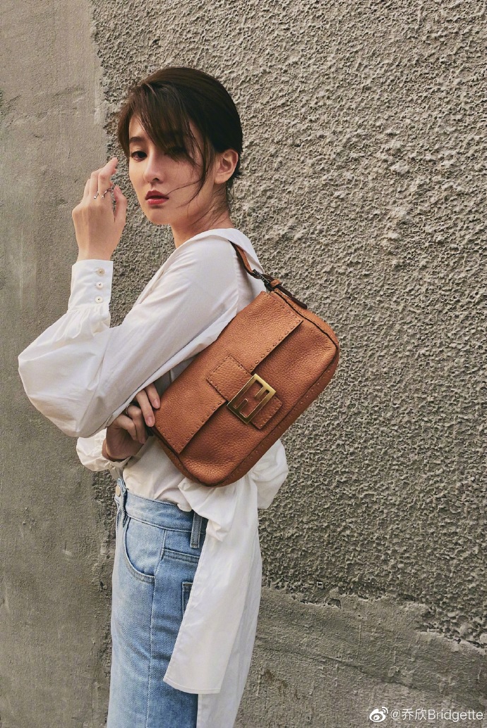 乔欣分享十八宫格美照 风格多变气场十足