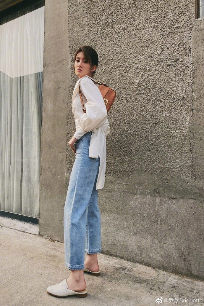 乔欣分享十八宫格美照 风格多变气场十足