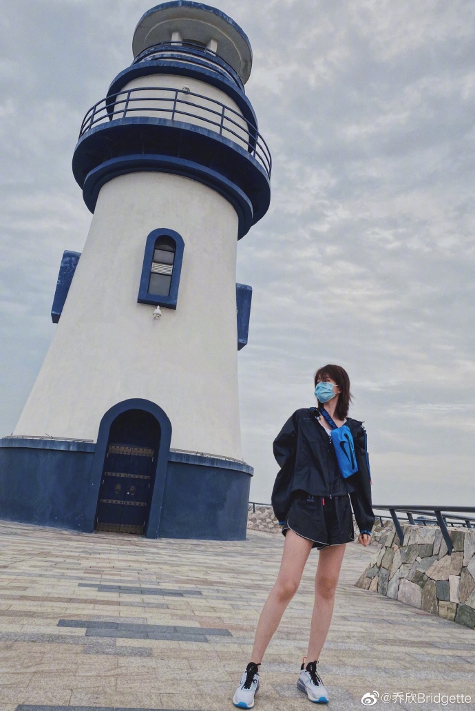 乔欣分享十八宫格美照 风格多变气场十足