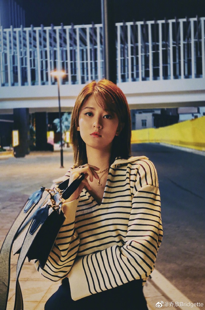 乔欣分享十八宫格美照 风格多变气场十足