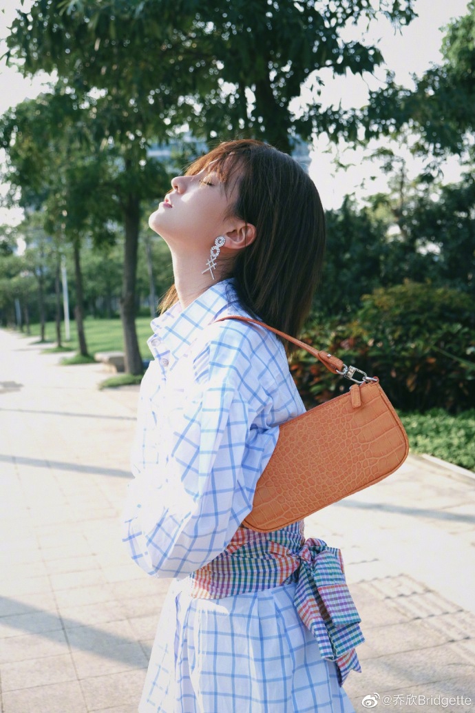 乔欣分享十八宫格美照 风格多变气场十足