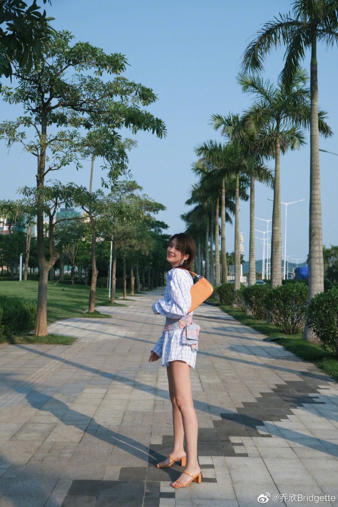 乔欣分享十八宫格美照 风格多变气场十足