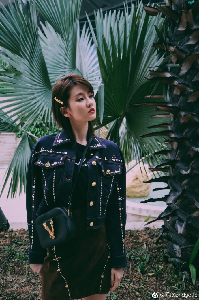 乔欣分享十八宫格美照 风格多变气场十足