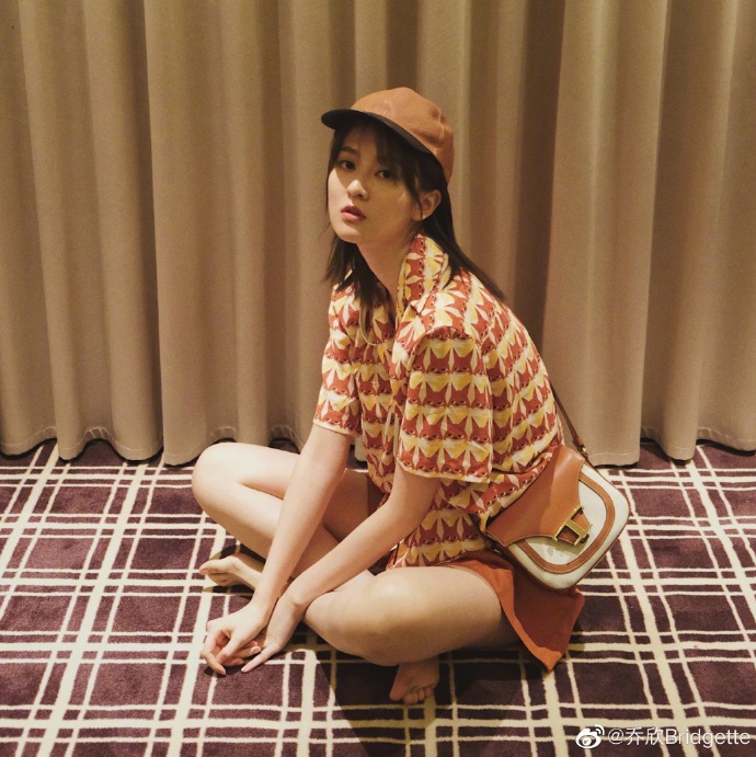 乔欣分享十八宫格美照 风格多变气场十足