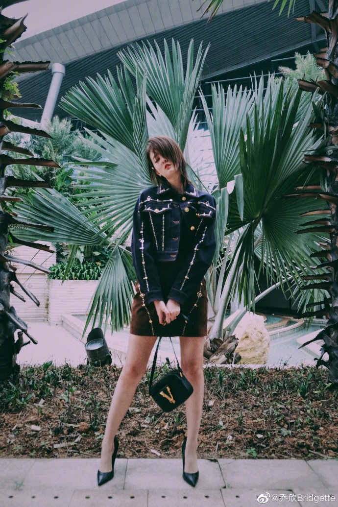 乔欣分享十八宫格美照 风格多变气场十足