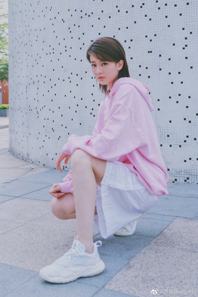 乔欣分享十八宫格美照 风格多变气场十足