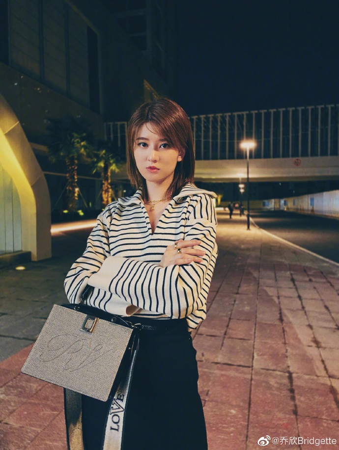 乔欣分享十八宫格美照 风格多变气场十足