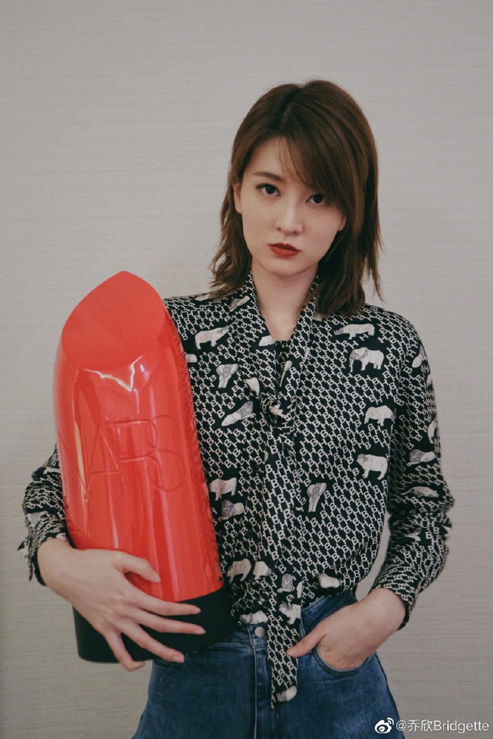 乔欣分享十八宫格美照 风格多变气场十足