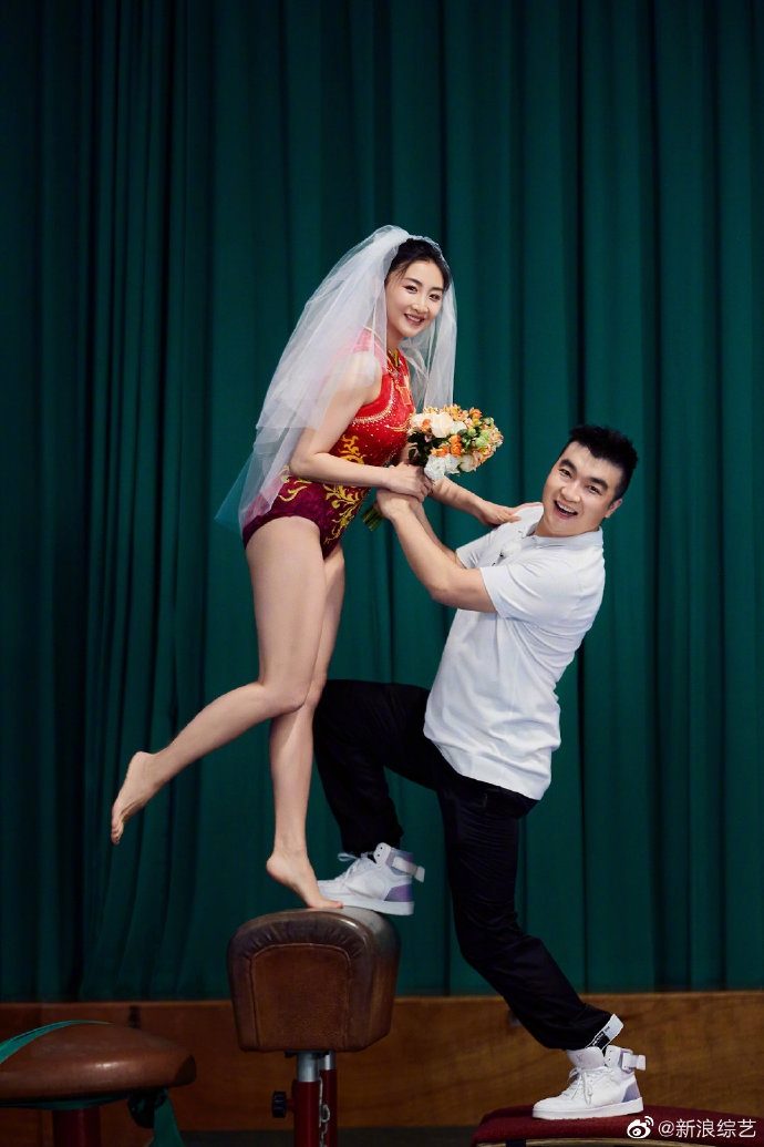 梁超与妻子在体操馆拍婚纱照 何雯娜动作轻盈身材姣好