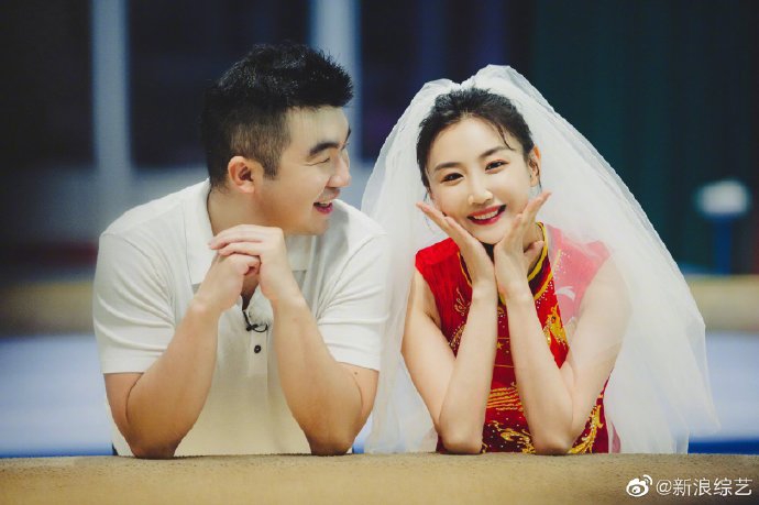 梁超与妻子在体操馆拍婚纱照 何雯娜动作轻盈身材姣好