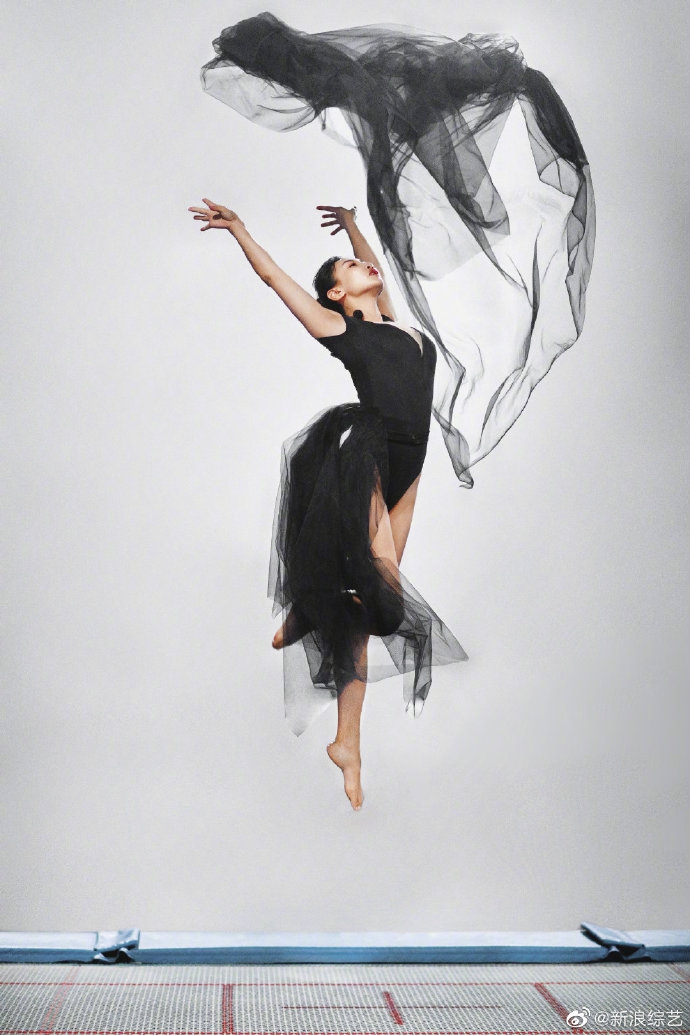 梁超与妻子在体操馆拍婚纱照 何雯娜动作轻盈身材姣好