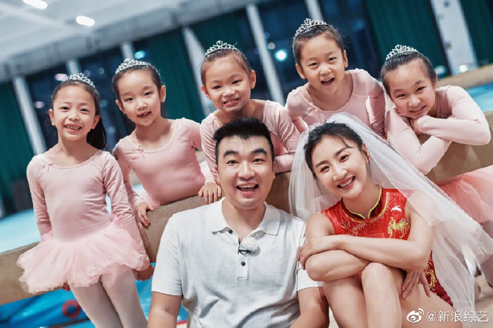 梁超与妻子在体操馆拍婚纱照 何雯娜动作轻盈身材姣好