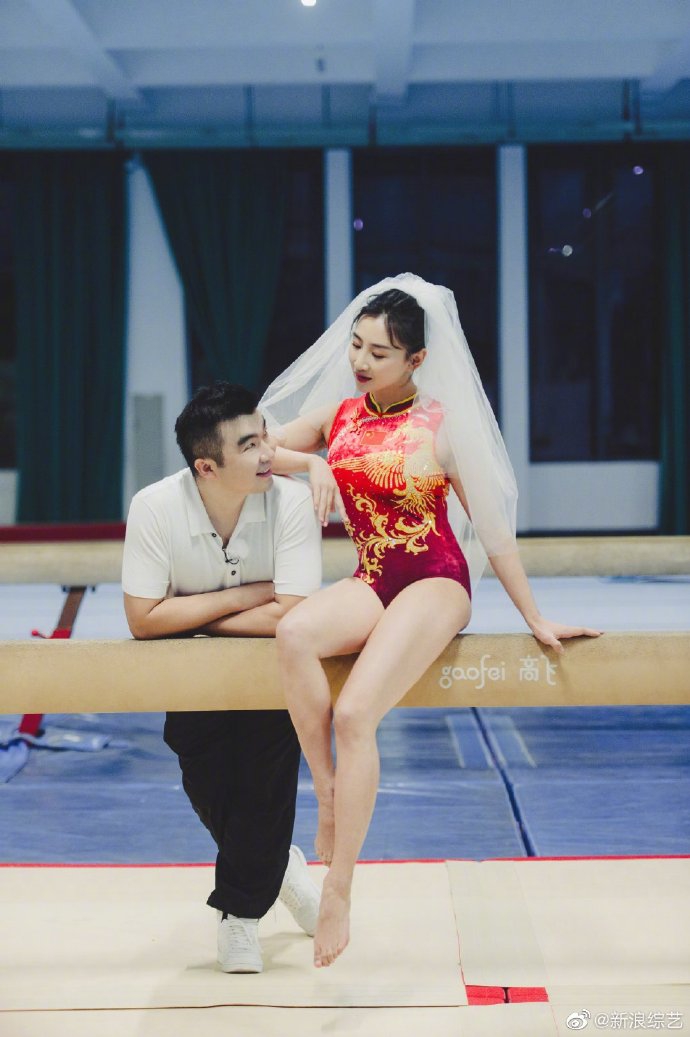 梁超与妻子在体操馆拍婚纱照 何雯娜动作轻盈身材姣好