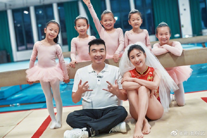 梁超与妻子在体操馆拍婚纱照 何雯娜动作轻盈身材姣好