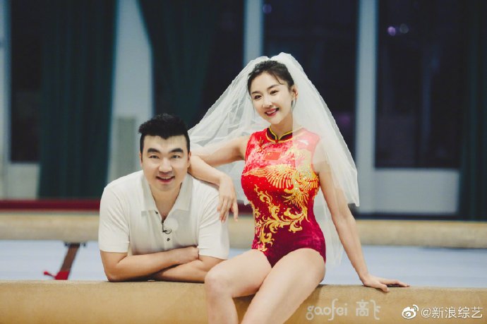 梁超与妻子在体操馆拍婚纱照 何雯娜动作轻盈身材姣好