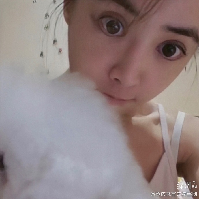 蔡依琳晒与狗狗亲密自拍 肤色粉嫩萌感十足