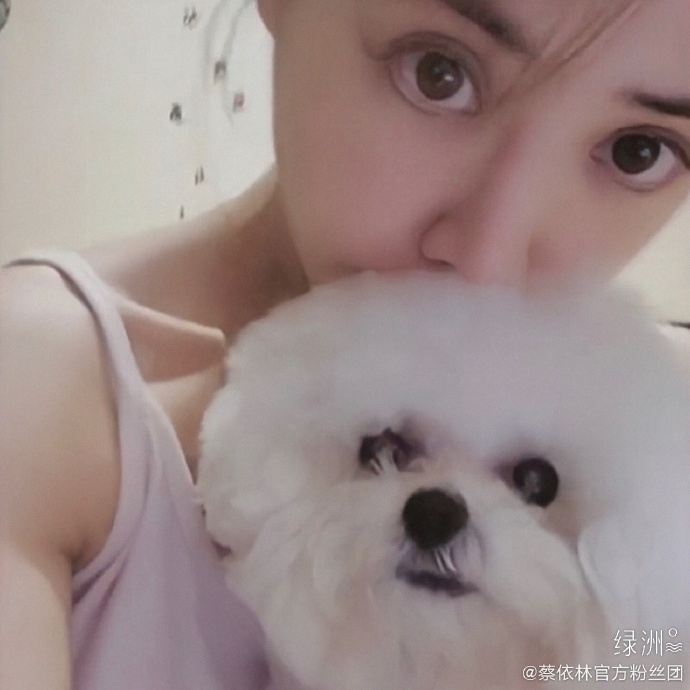 蔡依琳晒与狗狗亲密自拍 肤色粉嫩萌感十足